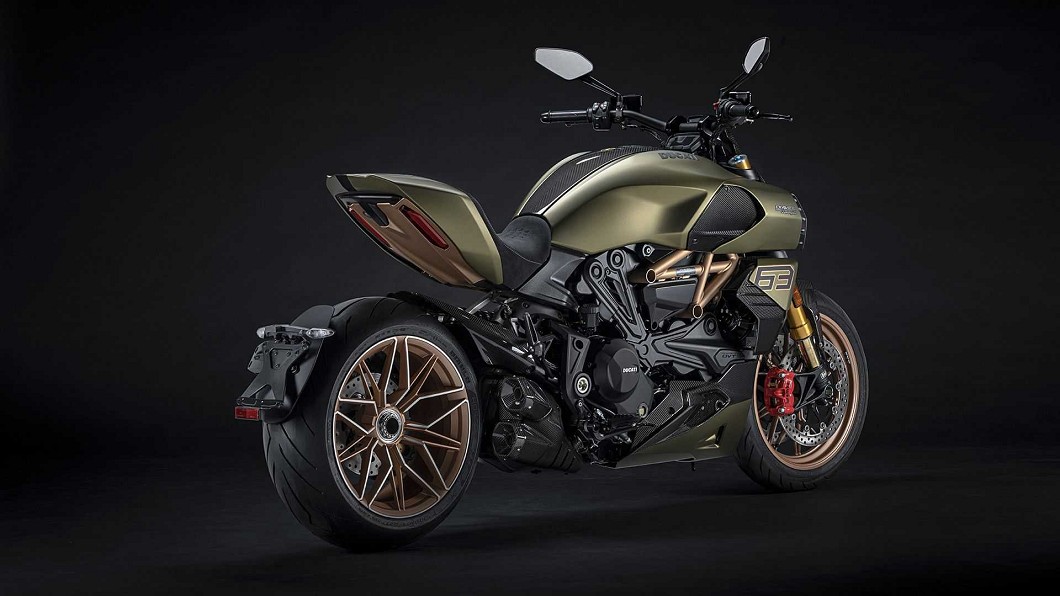 Diavel 1260 Lamborghini以軍綠色(Gea Green)及金色(Electrum Gold)兩者相互搭配。(圖片來源/ Lamborghini)