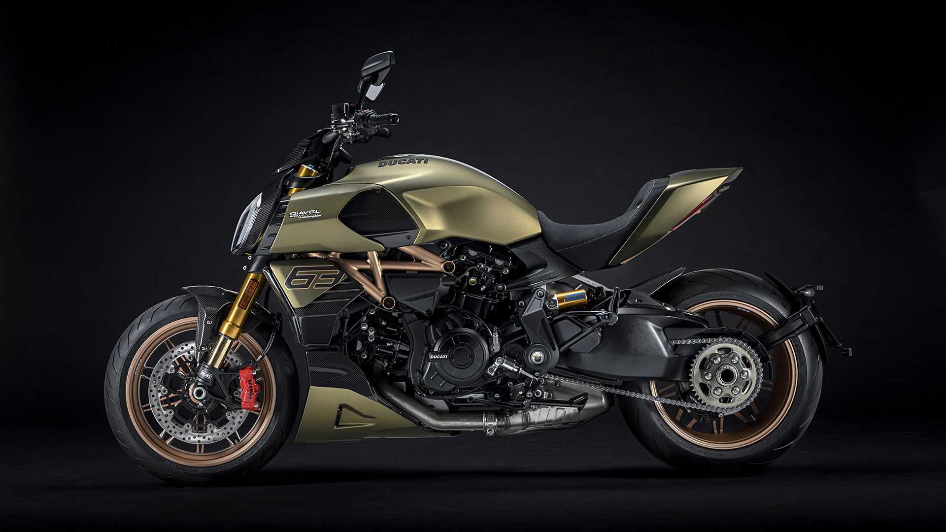 Diavel 1260 Lamborghini油箱蓋、土除、儀表板、前燈架、車身側蓋、進氣口、排氣管蓋等都以碳纖維材質減輕重量。(圖片來源/ Lamborghini)