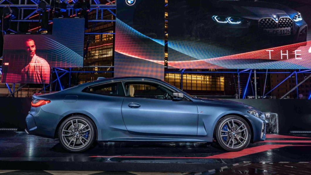 BMW 4系列雙門跑車更搭載iPhone手機數位鑰匙，只需靠著駕駛座門把即可輕鬆啓閉中控鎖。(圖片來源/ BMW)