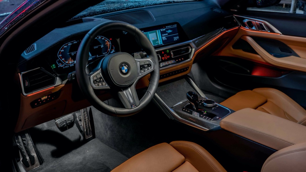 車室方面，以黑色頂棚創造出競技感受。(圖片來源/ BMW)