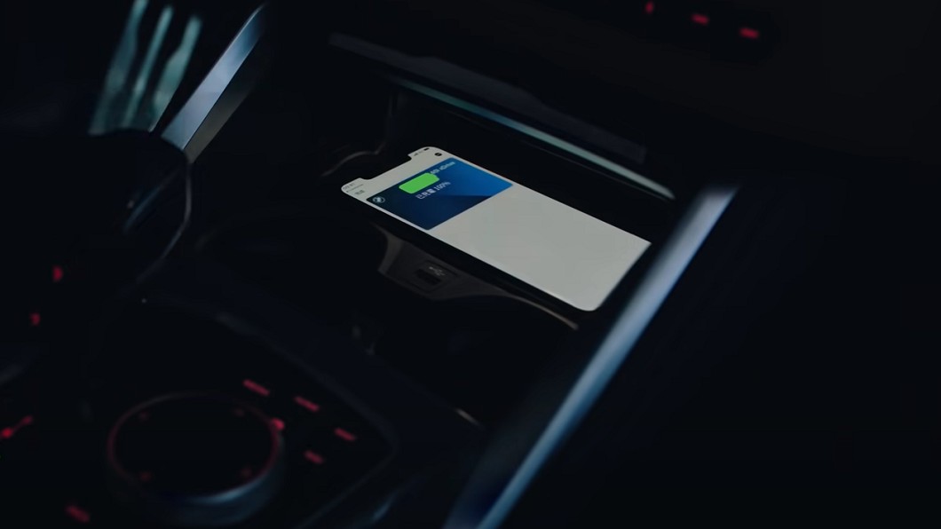 BMW推出的iPhone手機數位鑰匙功能,只需用手機輕靠在駕駛座門把上感應即可解鎖車輛。(圖片來源/ BMW)