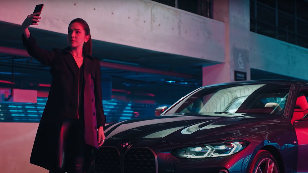 許瑋甯在影片中俏皮地與4系列雙門跑車自拍。(圖片來源/ BMW)