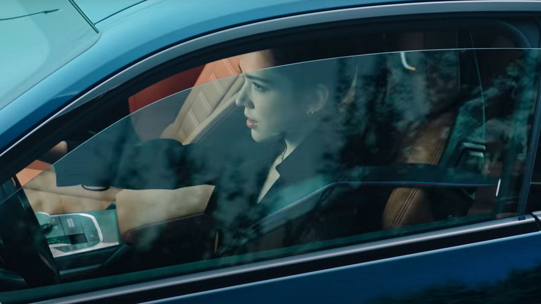 許瑋甯在影片中開著BMW 4系列車款,展現出帥氣模樣。(圖片來源/ BMW)