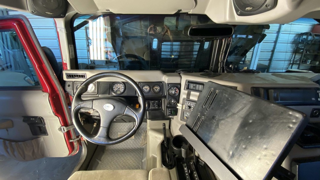 車上也配備有GPS衛星定位系統以及無線電,讓車主在野外穿梭時不會迷失方向。(圖片來源/ Cars & Bids)