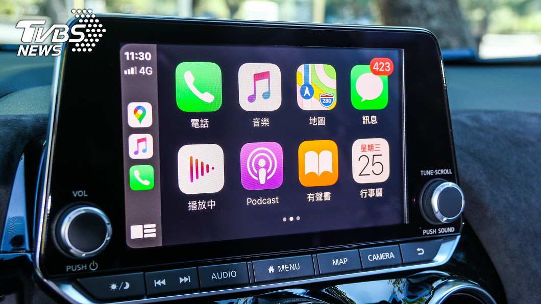懸浮式觸控螢幕尺寸為8吋,多媒體資訊整合系統更整合Apple CarPlay。