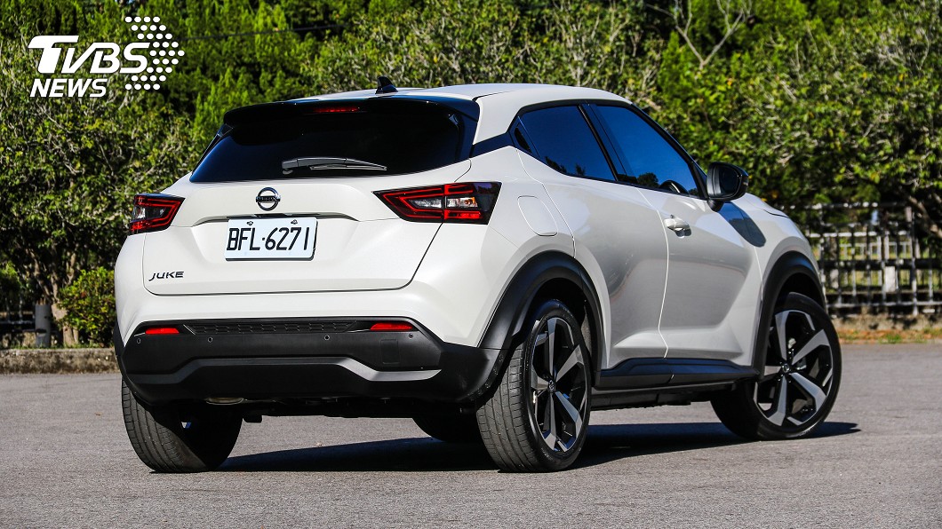 Nissan Juke車尾雖然尾燈輪廓轉趨保守,但引入懸浮式車頂設計。(圖片來源/ TVBS)