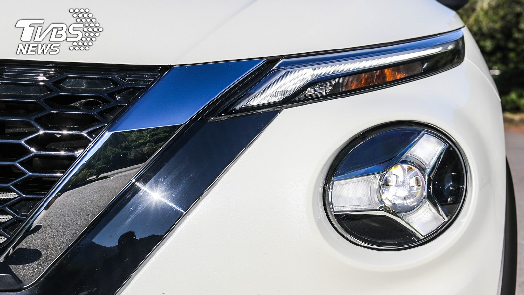 Nissan Juke晝行燈(上方)為LED燈條式樣,頭燈(下方)則採用搶眼的Y字形設計。(圖片來源/ TVBS)