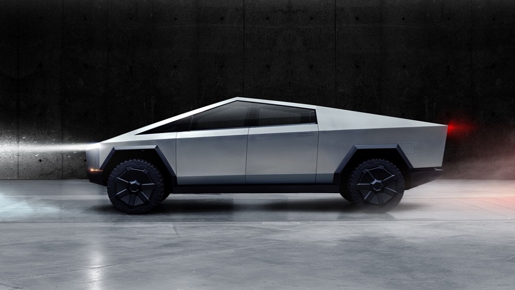 Cybertruck灰金屬車身,採用與SpaceX火箭同樣材質的不鏽鋼板及裝甲玻璃。(圖片來源/ Tesla)