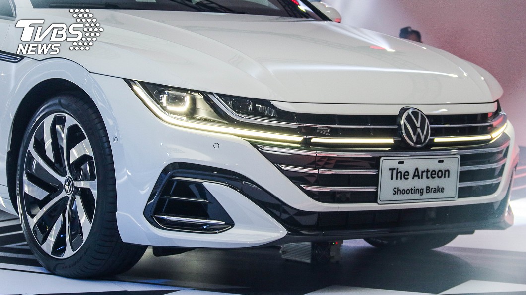 Volkswagen透過大面積水箱護罩,為Arteon建構相當氣派車頭面容。