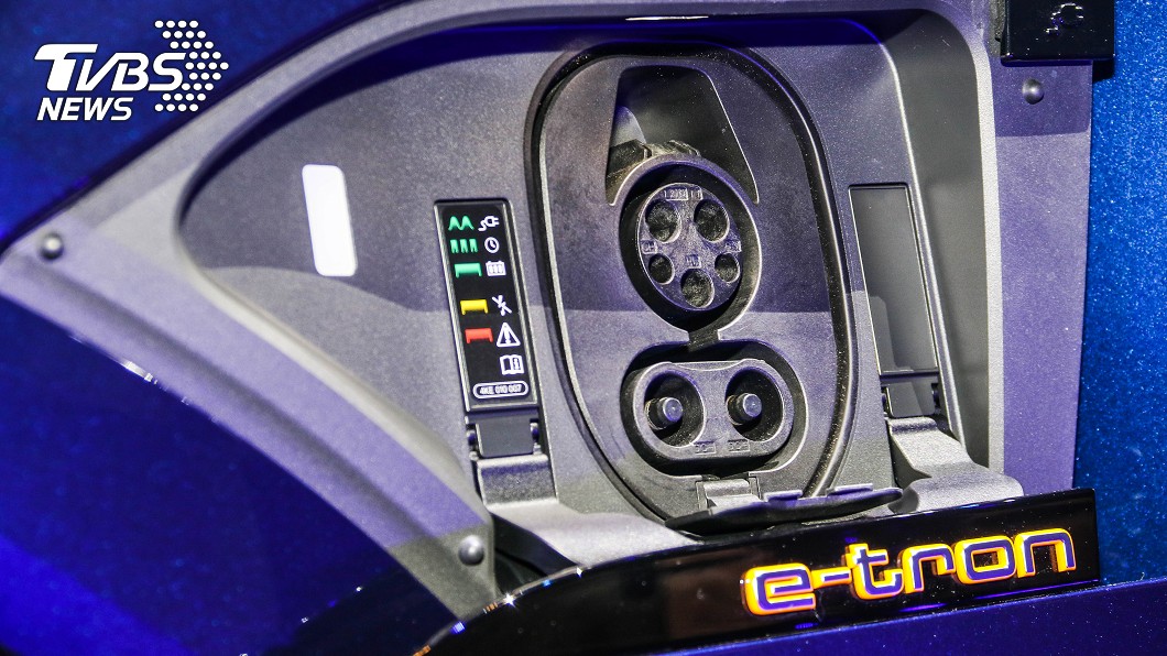e-tron採CCS1充電插座規格,可支援150kW功率快充系統,只需30分鐘就能補充80%電量。