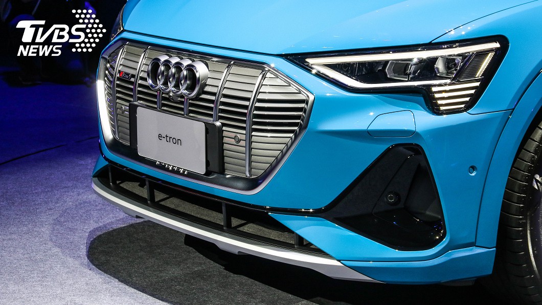 e-tron臺灣導入車型全車系標配Matrix LED矩陣式LED頭燈。