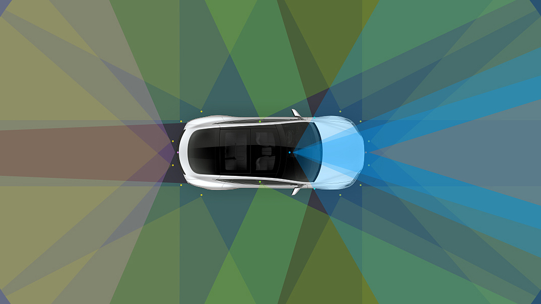 Tesla透過環車鏡頭、雷達與超音波感測器為車輛建構360度視角。(圖片來源/ Tesla)