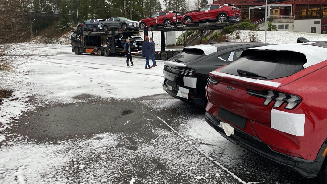 照片中清楚可見運輸車滿載七輛Mustang Mach-E,在冰天雪地當中行駛。(圖片來源/ Ford)