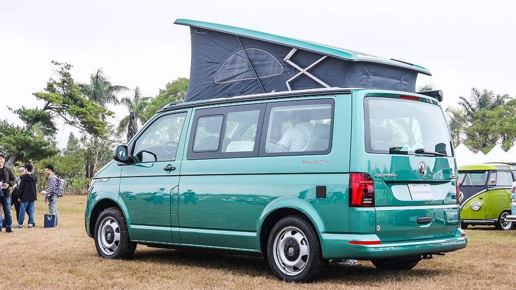 車尾導入新式樣LED尾燈。