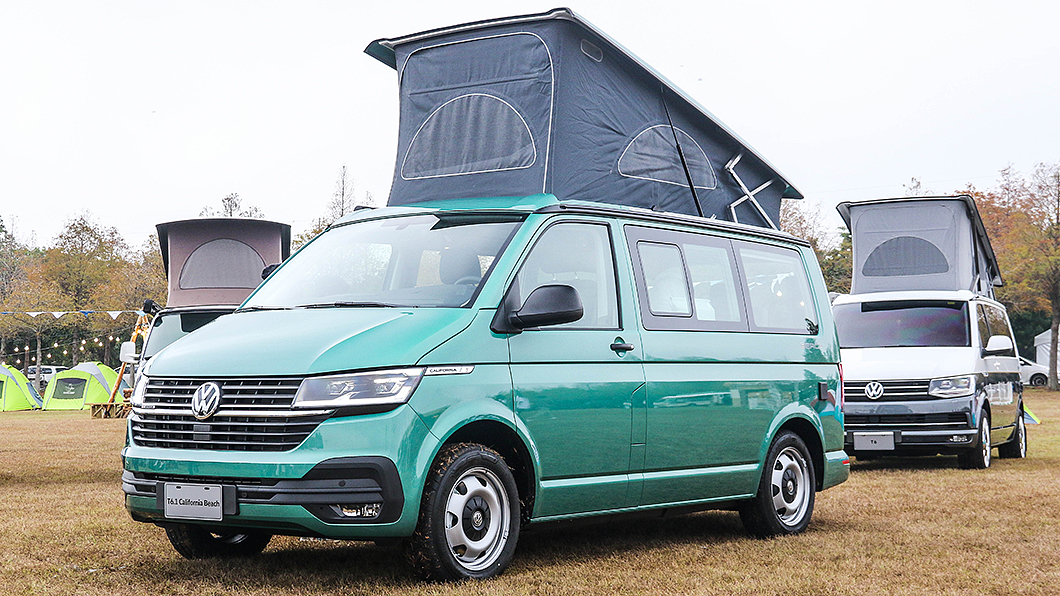 外觀升級延續T6.1世代廂型車風格，搭配大面積水箱護罩與新式樣LED頭燈。