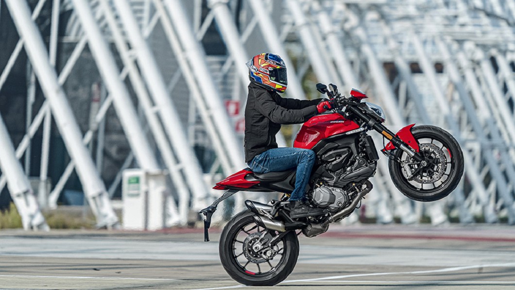 Ducati針對Monster騎姿調整,將車把向後移動7mm,呈現較直立的姿勢。(圖片來源/ Ducati)
