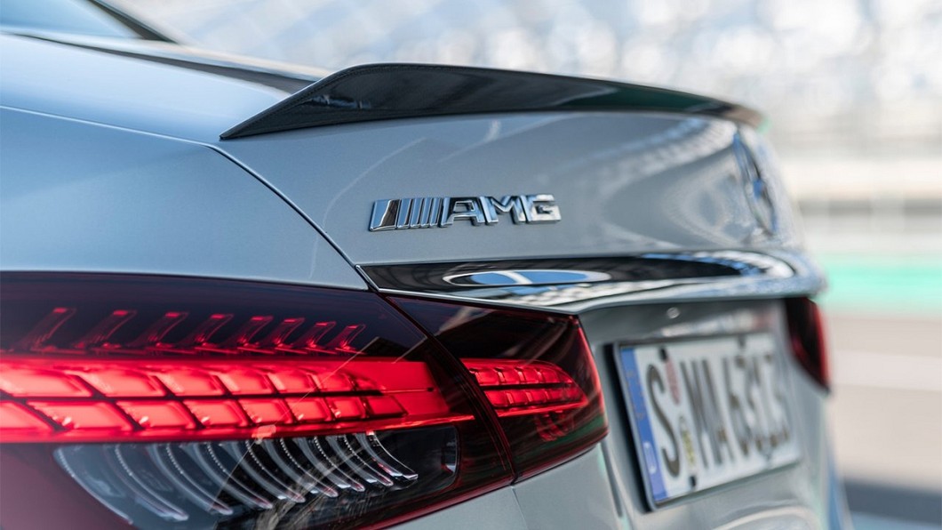 E 63 4Matic+尾翼設計採去較方型的設計,同時將角度調整成更加上揚,提升空氣倒流表現。(圖片來源/ M-Benz)