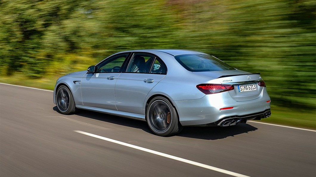 E 63 4Matic+搭載更上揚的尾翼設計,加上車尾四出梯形尾管設計後,更營造出剽悍氣息。(圖片來源/ M-Benz)
