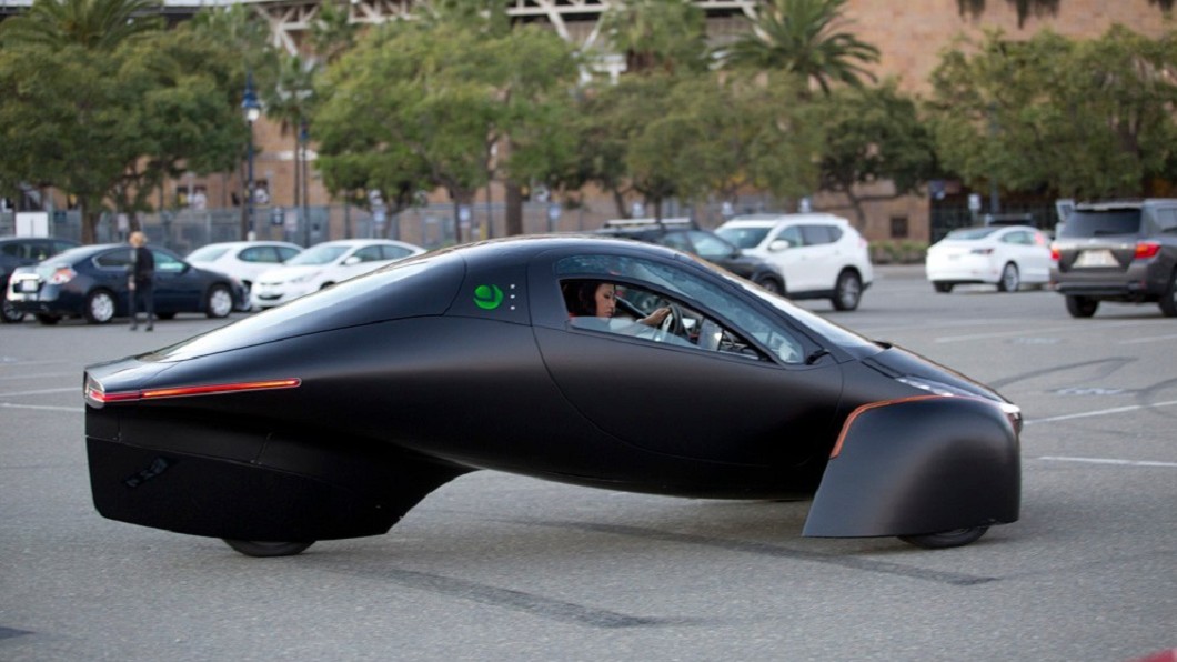 Aptera日前就宣布推出「太陽能」電動車,也就是透過液冷電動馬達與太陽能電板,達到不需要充電就可具備1,609公里續航力。(圖片來源/ Aptera)