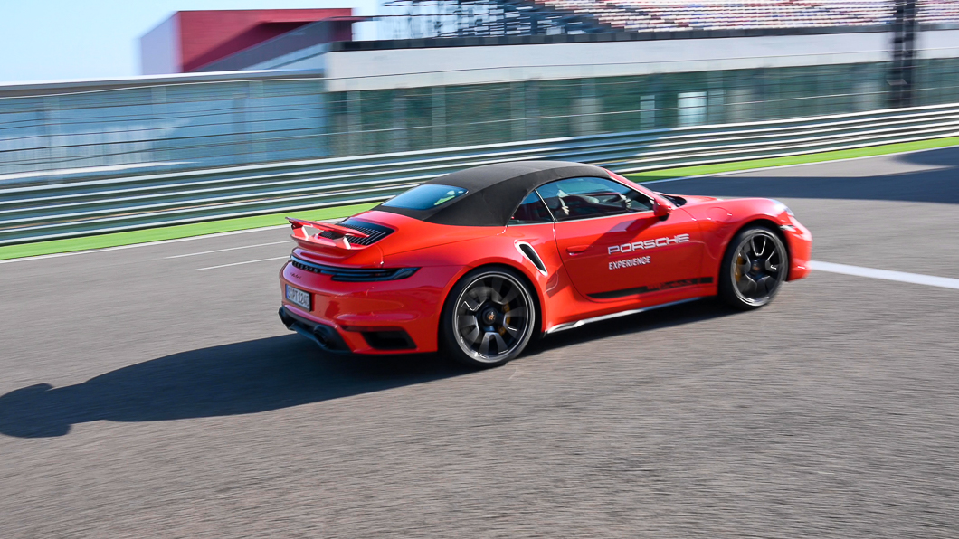 直線加速體驗部分992世代的911 Turbo S為體驗車款。
