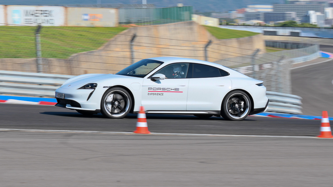 Porsche Taycan 4S操控及動能自然不在話下,但令他感到訝異的是這款跑車竟能提供舒適的乘坐感受。(圖片來源/ 地球黃金線)