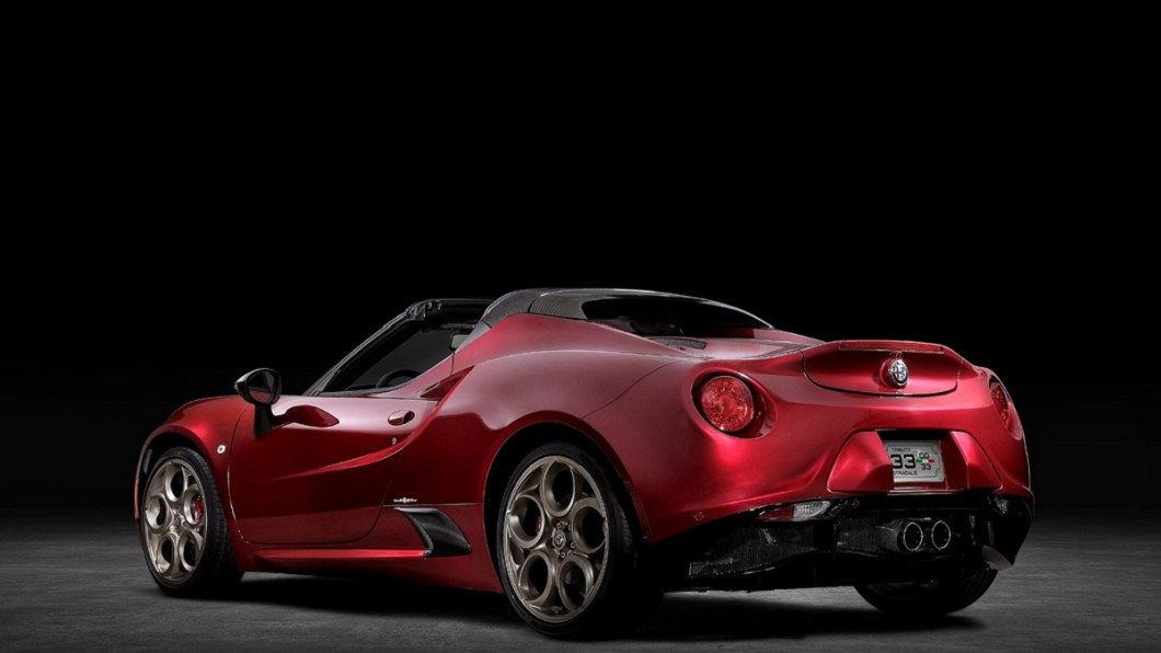 4C Spider 33 Stradale Tributo Edition車尾LED雙圓尾燈經典而不失美感,再搭配中置雙出排氣尾管。(圖片來源/ Alfa Romeo)