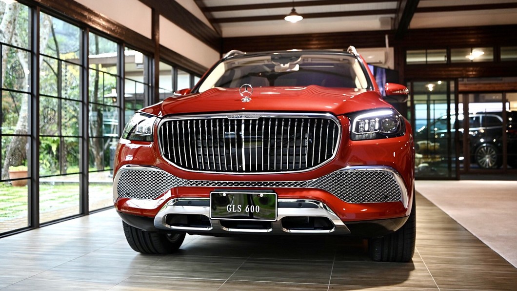 車頭導入以28條直瀑鍍鉻飾條組成之Maybach專屬水箱護罩。(圖片來源/ Mercedes-Benz)