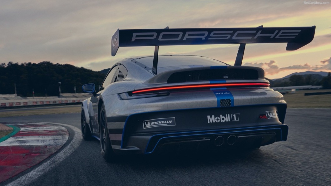 動力更強，空氣力學與抓地力效果也必須相對提升。(圖片來源/ Porsche)
