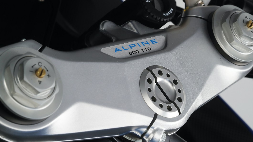 Superveloce Alpine三角台上不但有Alpine廠徽,同時還有限量編號。(圖片來源/ MV Agusta)