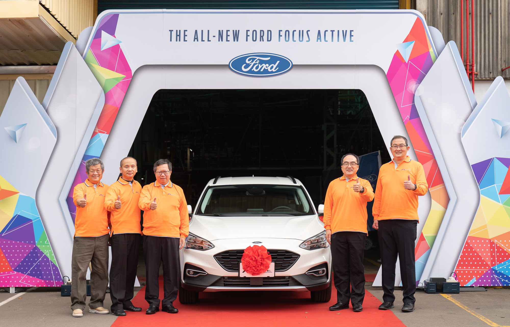 Ford於今日（12/17）舉辦新車出廠典禮，圖右起為福特六和汽車總裁邴兆齊、經濟部工業局局長呂正華、桃園市市長鄭文燦、福特六和汽車工會理事長葉日榮、福特六和汽車董事長許智樂。(圖片來源/ Ford)