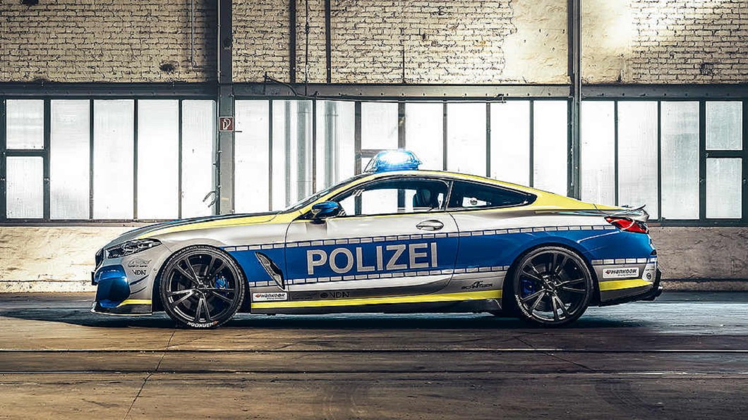 M850i Coupe由車貼廠家Foliatec以包膜的方式，使用與警車相同式樣的塗裝。(圖片來源/ AC Schnitzer)