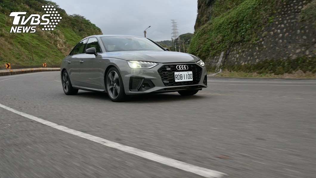 賽車玩家沈慧蘭認為Audi A4 Avant 45 Quattro S-line是她今年開過最有記憶點的車款,在下雨天Quattro系統可提供穩定的行駛感受。(圖片來源/ 地球黃金線)
