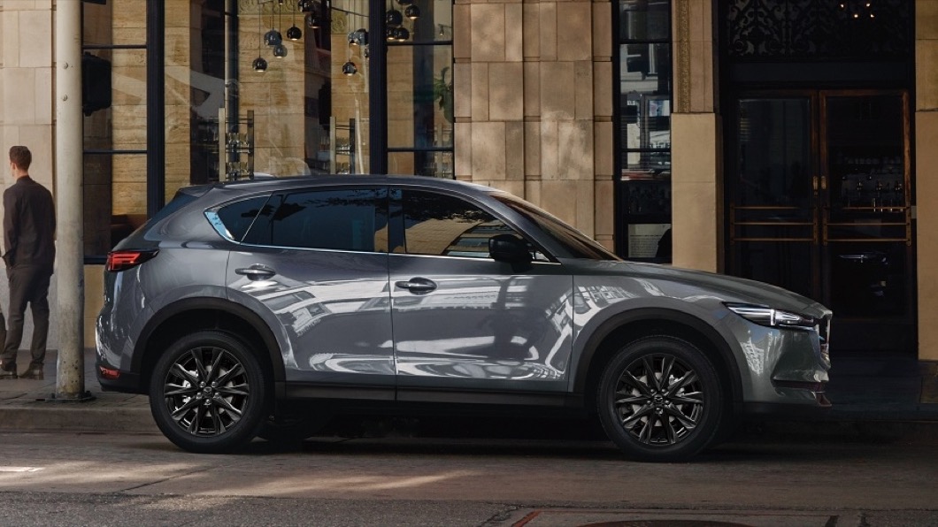 CX-5黑艷版在外觀上融入黑色元素,包含有爍黑設計式樣的車外後視鏡以及鋁合金輪圈。(圖片來源/ Mazda)