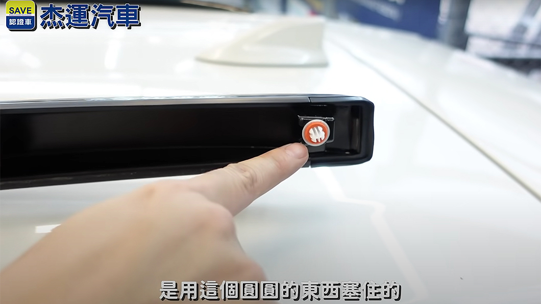 固定扣防水墊片劣化,再加上高壓水柱持續沖洗還有強降雨帶來的排水不及,才是造成滲水主要因。(圖片來源/ 杰運汽車YT頻道)