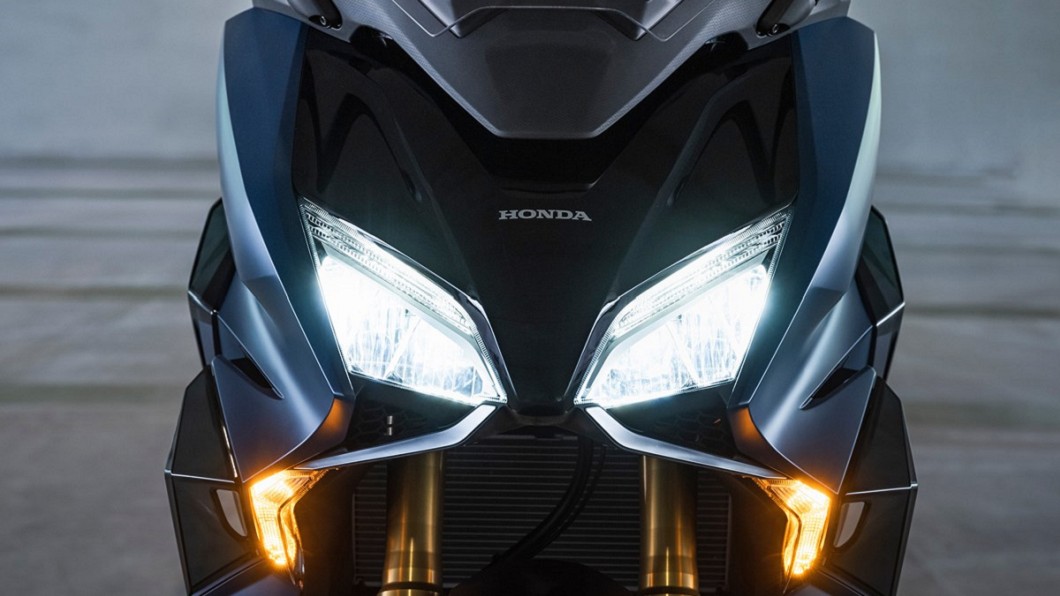 Forza 750維持車系一貫家族風貌,配置LED頭燈、定位光條,還有前方向燈恆亮功能。(圖片來源/ Honda)