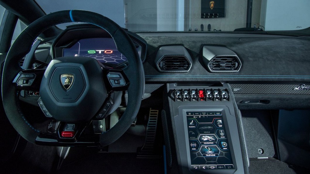 Huracán STO內裝除了濃厚的賽車元素外,Huracán STO亦具備8.4吋HMI 觸控式螢幕等便利性配備,可記錄車輛相關數據。(圖片來源/ Lamborghini)
