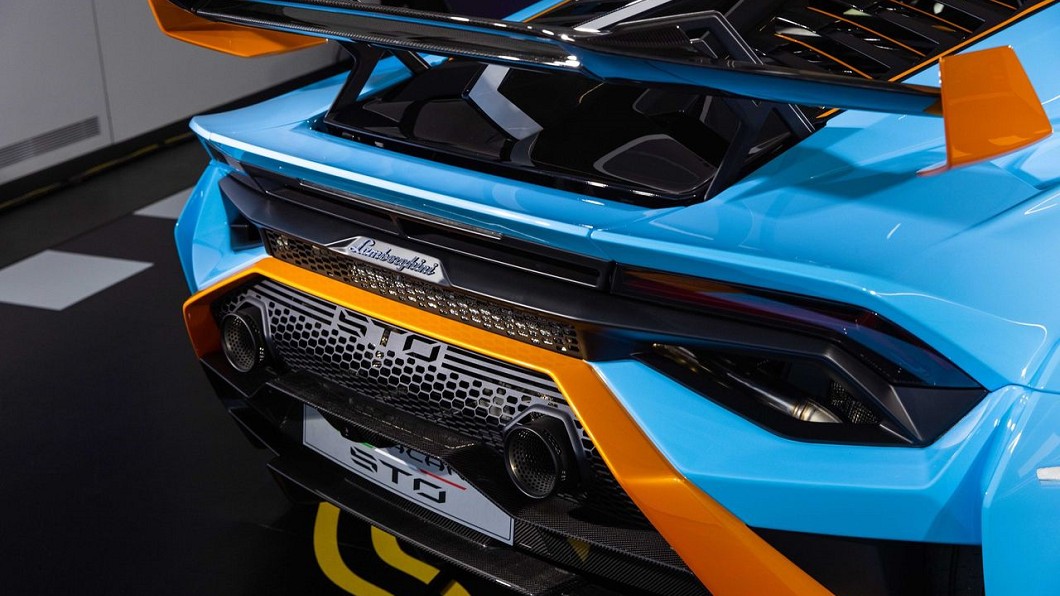 Huracán STO將引擎蓋整合車頂進氣口,造型看似像鯊魚鰭的中央背鰭設計,提升引擎冷卻效力之餘,還更有助於提升車輛高速行駛及進彎時的穩定性。(圖片來源/ Lamborghini)