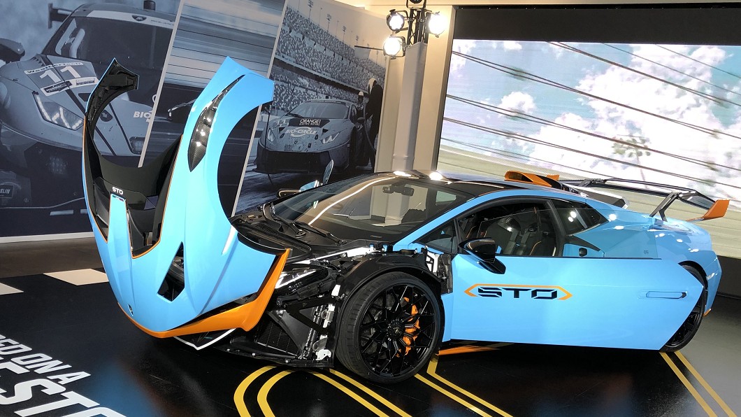 Huracán STO的車頭行李廂蓋與前葉子鈑已經合為一體,整塊都以碳纖維製成,大幅降低了車重,若要維修,解鎖後需把整塊重量輕盈的車頭蓋向前翻。(圖片來源/ 汪廷諤)