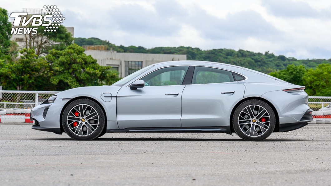 相較於同為四門房車的Panamera，Taycan則更具跑車化元素。