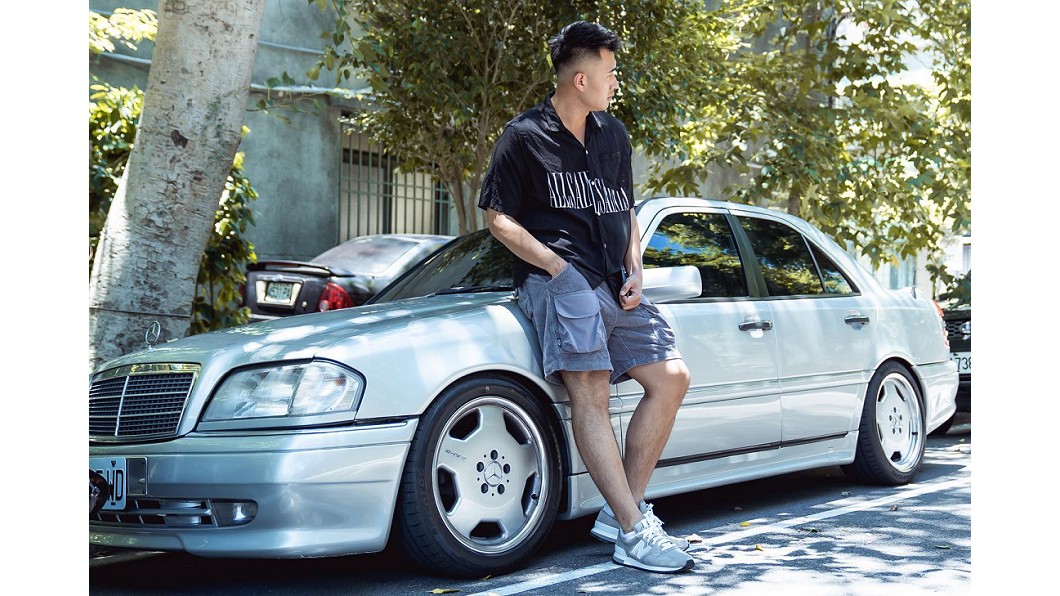 藝人林曜晟陸續為愛車M-Benz W202 C220改裝了前後保桿、側裙、尾翼、 避震器、輪框、霧燈、尾管等，逐漸將愛車打造成接近理想的模樣。(圖片來源/ 林曜晟 臉書)