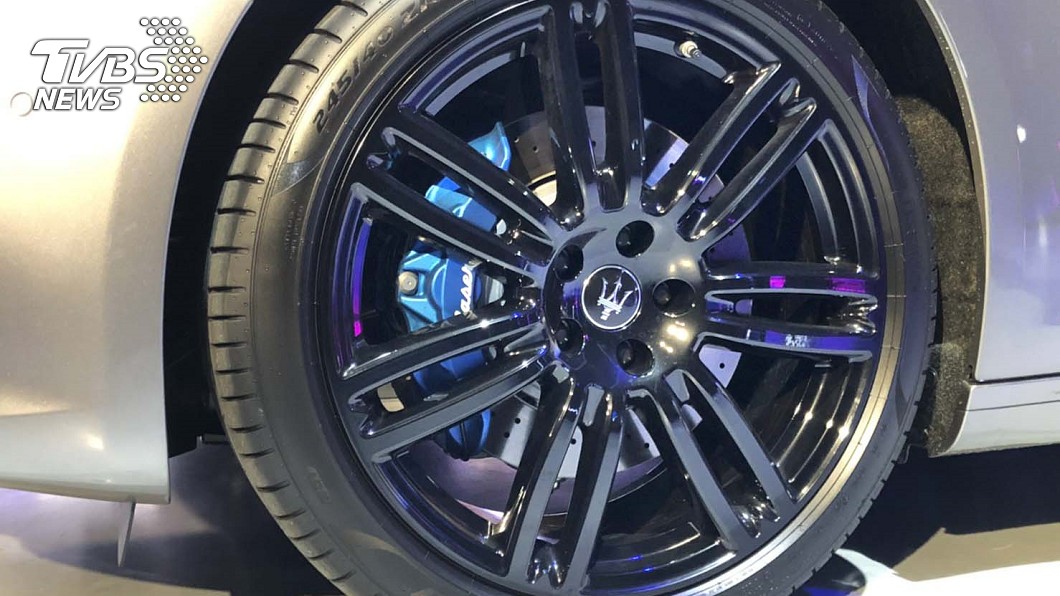 GranSport車型配備20吋鋁圈,煞車卡鉗亦採用與車身藍色飾件呼應的藍色塗裝。