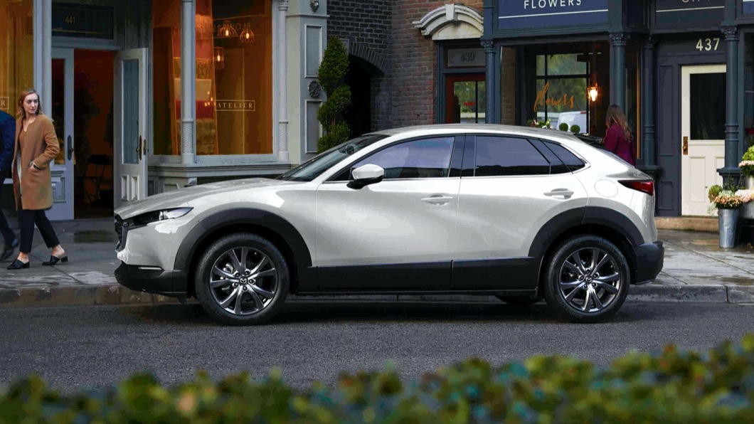 Mazda CX-30自86.9萬起的尊榮型即全面搭載MRCC全速域主動車距控制巡航系統。(圖片來源/ Mazda)