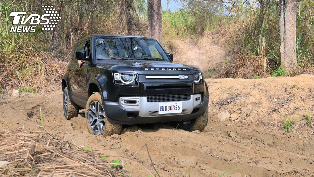 Land Rover表示新世代Defender使用的D7x底盤具有比傳統非乘載式車身高出3倍的強度。