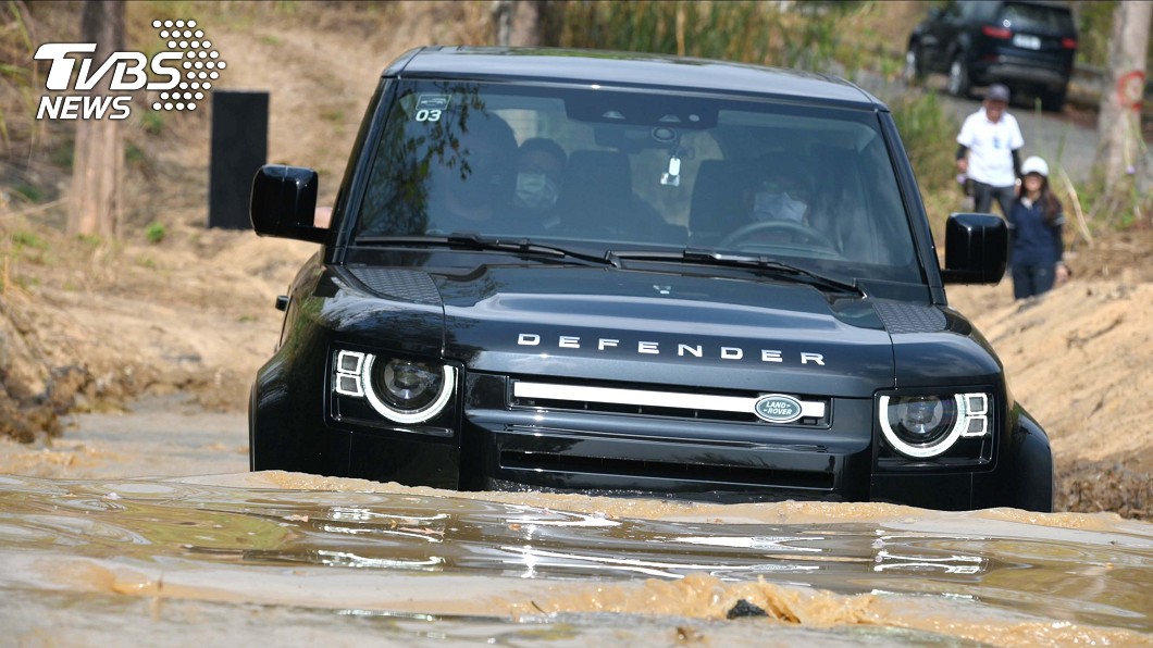 Defender還具備水深偵測警示系統,涉水深度達900mm。(圖片來源/ 地球黃金線)