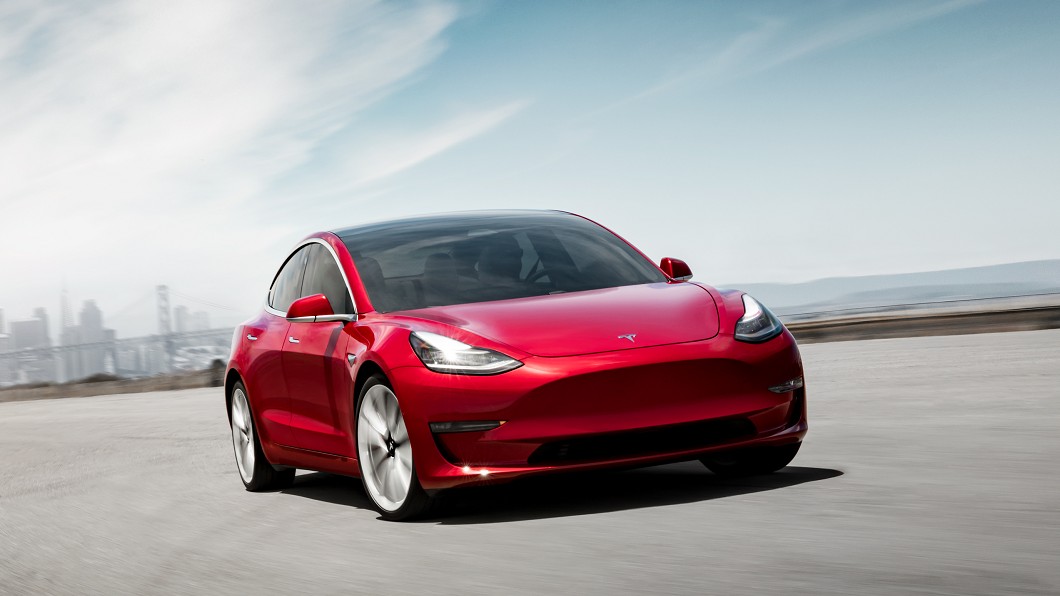 Model 3入門Standard Range Plus車型降價1,000美元,高階Performance車型則是調漲1,000美元。(圖片來源/ Tesla)