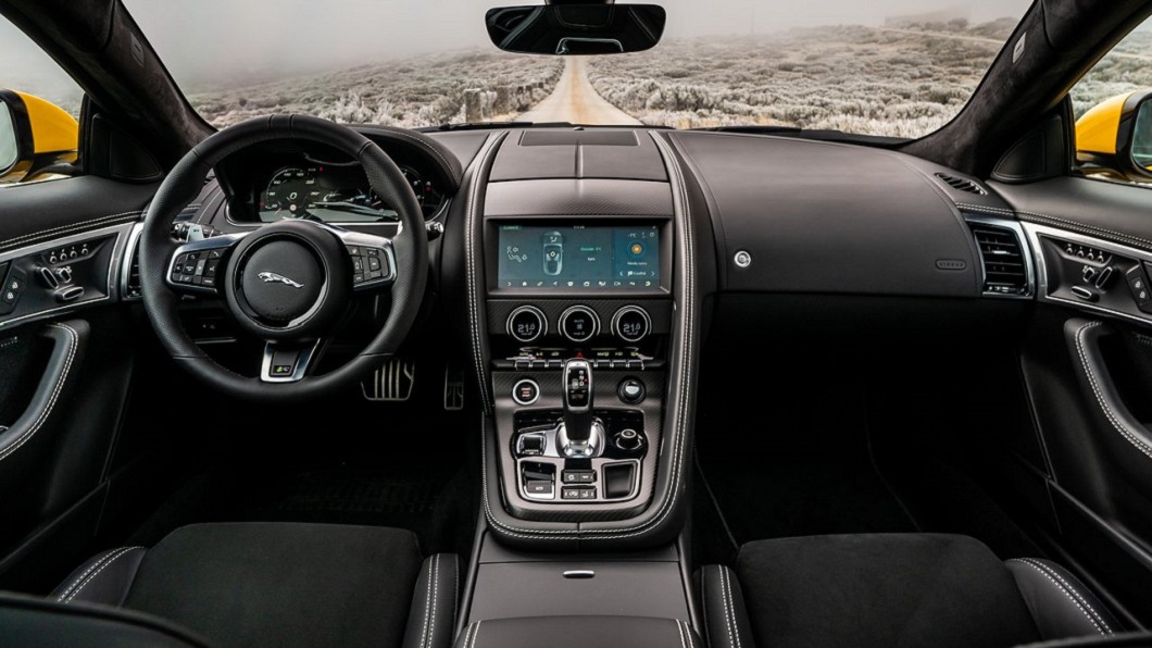 F-Type導入新設計的3輻式方向盤,還將全景玻璃車頂、Meridian 音響系統列為全車系標配。(圖片來源/ Jaguar)