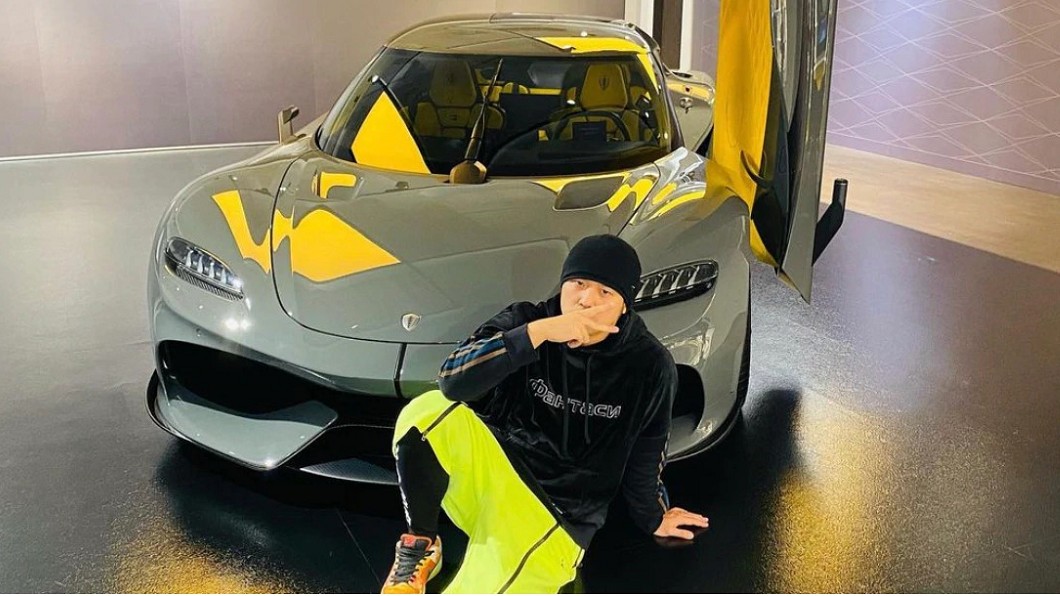 愛車藝人周杰倫在Gemera全球巡展原型車正式導入隔日(1/12)，馬上到現場賞車。(圖片來源/ 周杰倫IG)