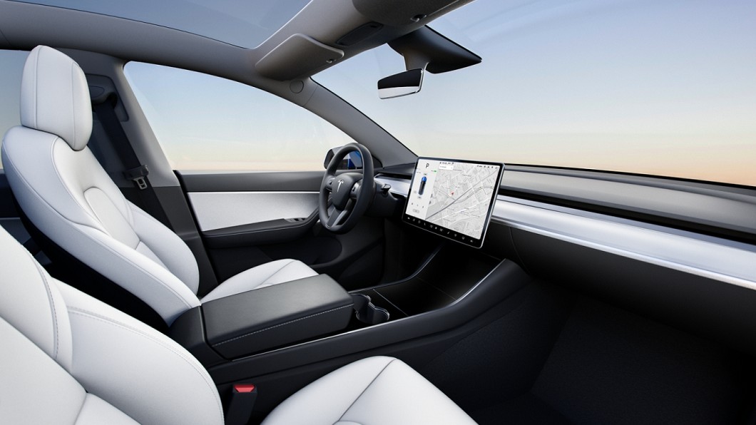 Model Y車內鋪陳與Model 3相當類似,同樣植入15吋中央觸控螢幕。(圖片來源/ Tesla)
