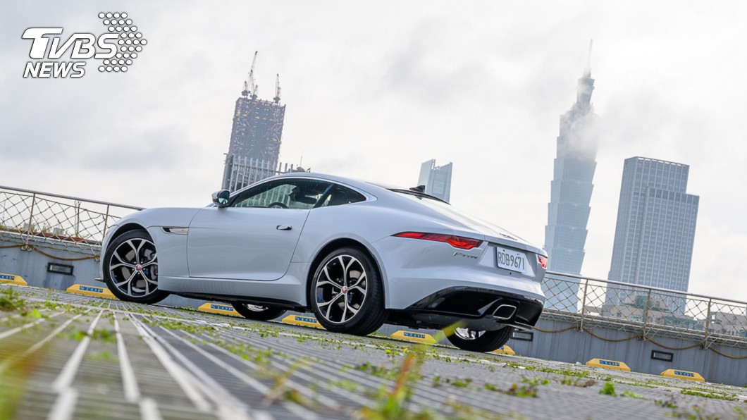 F-Type P300 R-Dynamic的友善程度遠超乎想像，即使是在都會行駛也不會覺得戰戰兢兢。
