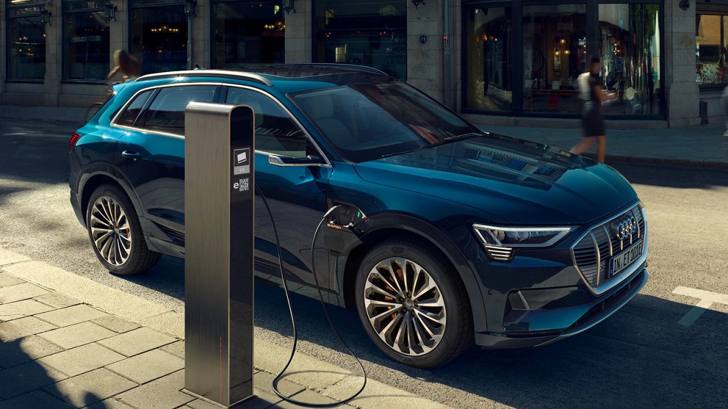 e-tron車系外觀保留Audi家族經典元素,包含流線楔形車頂、矩陣式LED頭燈模組及單體式水箱護罩,前葉子板與C柱間都以摺線設計,有向quattro賽車致敬意味。(圖片來源/ Audi)